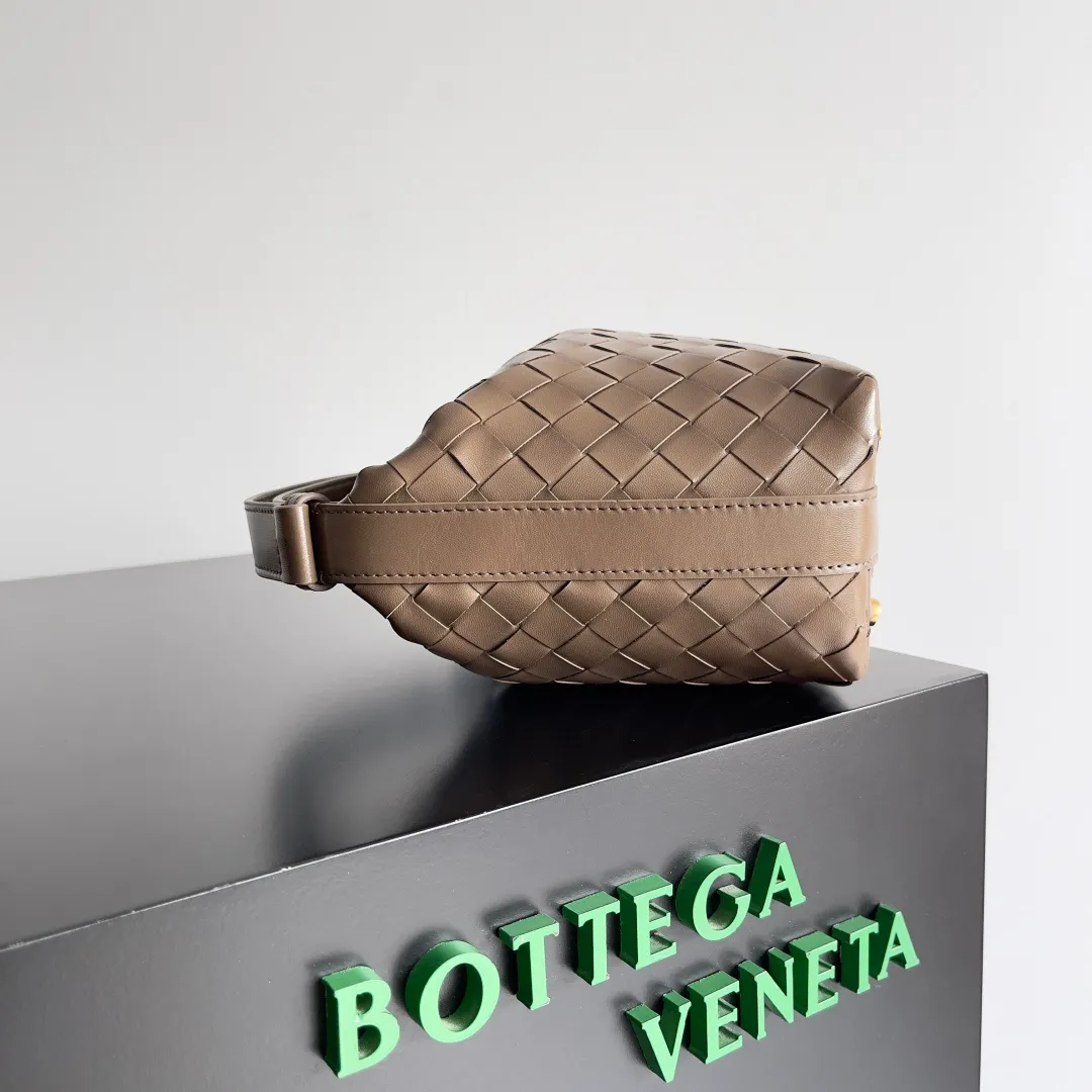 Batch 1360 It is predicted that BV Bottega’s lunch bag will be popular again this year. The entire bag is made of top nappa lambskin, which is very soft and lightweight. It also uses the intrecciato weaving process that the two founders spent several months developing from the beginning of the brand. It is completely hand-woven by Italian craftsmen. It perfectly reflects the craftsmanship of Bottega. The entire bag shape is also a very practical and popular lunch box bag type. The slightly curved arc of the bag mouth can also better fit our wrists. Style number: 754443 Size: 22*13*9